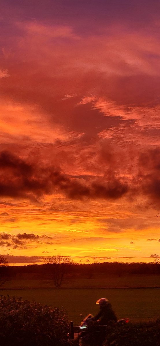 axworthy_mark's tweet photo. Fierce looking sky's over #Methley Leeds  @JoBlytheTV .  Snow on the way ? https://t.co/nI4DNskeDn