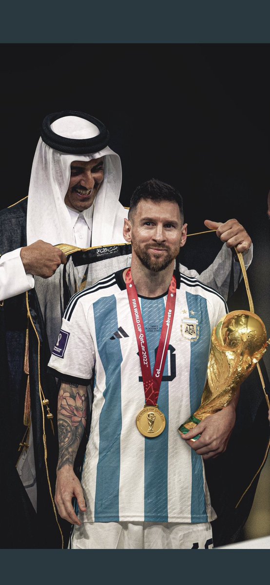 Por si alguien no lo entendió: desde el 18/12/2022 podéis escribir, criticar y ganar lo que queráis…¡qué os aproveche!! Cuando el Emir le puso el Bisht y MESSI levantó LA COPA DEL MUNDO, pasé a otra dimensión. Así que, criticad lo que os apetezca, SIEMPRE estaremos por encima