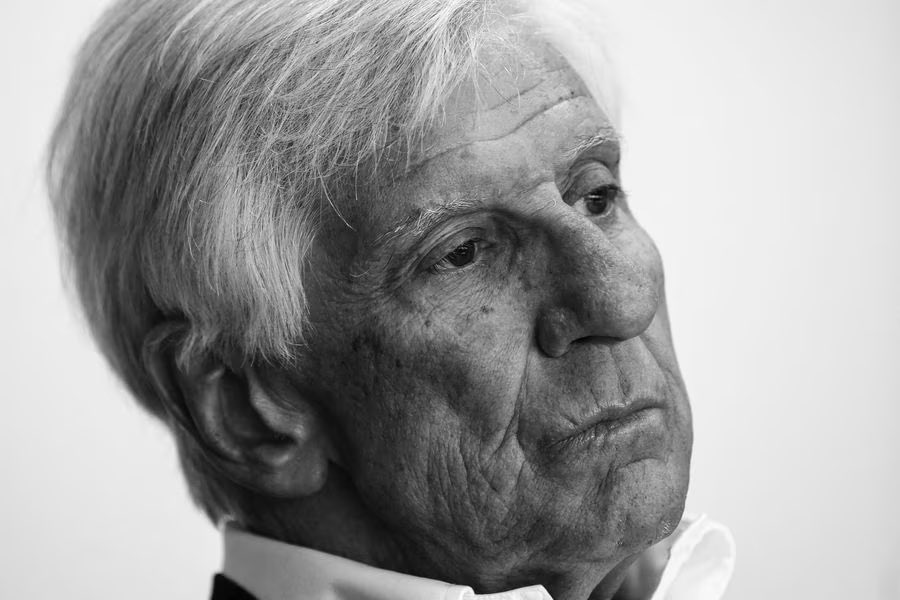 La lucha contra la CORRUPCIÓN genera enemigos y ataques infundados.Ahi tenemos el caso del senador "ARREGLIN ESPINOZA".Pero hay que darla .Por eso sr FISCAL NACIONAL van 864 hrs y ud sigue mirando para el techo. No está ahí para amparar los corruptos.Chile exije una explicación.