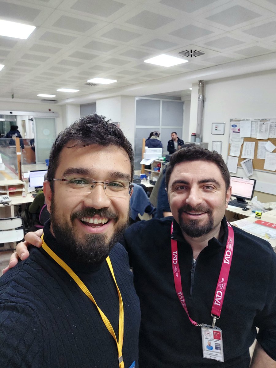 tarikgoren's tweet photo. Hatay Mustafa Kemal Üniversitesi Tıp Fakültesi Acil Servisindeki 10 günlük görevimizi bir diğer Artvinli acil uzmanı abim @dr_sarper devrettik. 🙂 https://t.co/PQhv211A1k