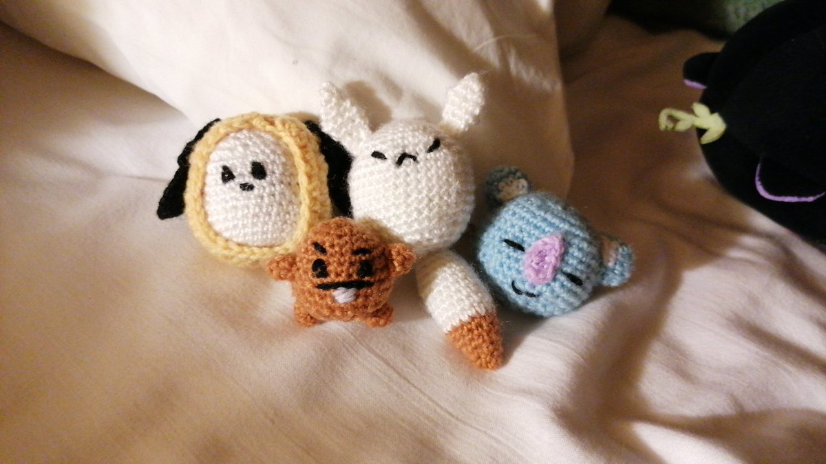 froghles's tweet photo. i'm really going on full mode with the crochet gifts for my friends https://t.co/0SRTmXOHxy