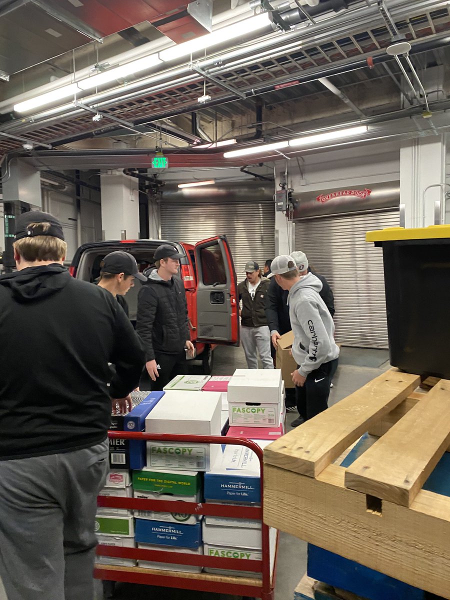 OmahaSADev's tweet photo. Can’t forget about those who helped pick up the boxes on Wednesday to prepare for this packing event!
#SummitFoodFight https://t.co/et4rsJm2Du