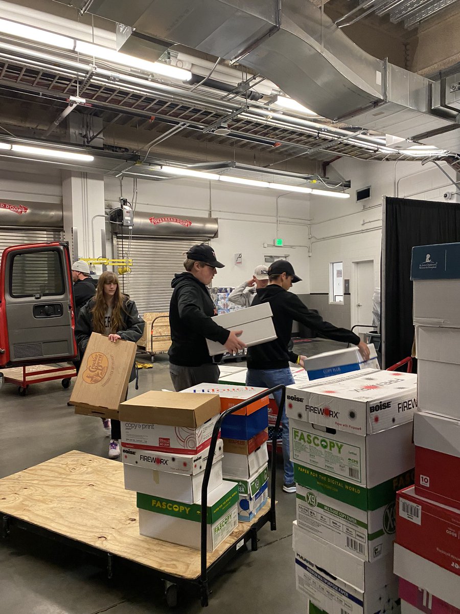 OmahaSADev's tweet photo. Can’t forget about those who helped pick up the boxes on Wednesday to prepare for this packing event!
#SummitFoodFight https://t.co/et4rsJm2Du