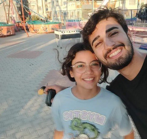 Zeynep Keleş/12 Yaşındaki kızımız..!Rönesans Rezidans denen ucube yapıda oturuyormuş !Ne enkazda ne de yaşamını yitiren kardeşlerimiz arasında ismi mevcut değil !Resmen kayıp ve abisi çırpınmakta ! Nuri Keleş-0506 905 52 02..! Bolca RT ile belki bir katkımız olur ? Telekkürler!