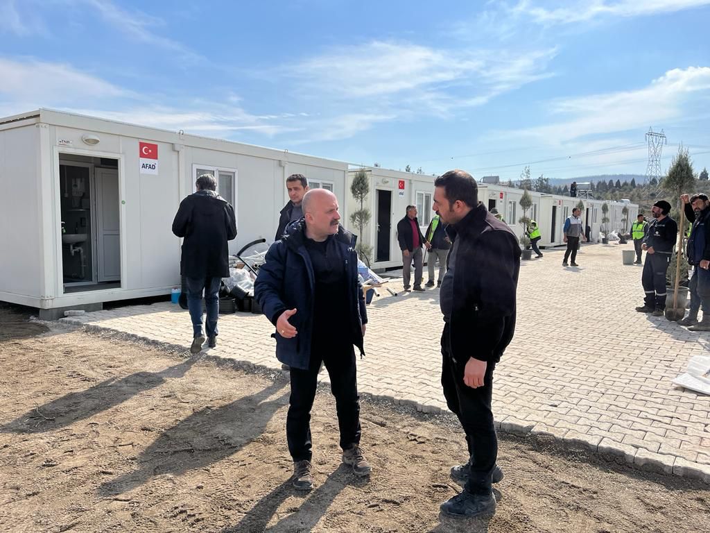 tcagrivaliligi's tweet photo. Kahramanmaraş ilimize Koordinatör Vali olarak görevlendirilen Valimiz @DrOsmanVarol

📌 depremzede vatandaşlarımızın geçici barınma ihtiyaçlarını karşılamak için kurulumu devam eden Karacasu Konteyner Kentteki çalışmaları yerinde inceleyerek alanla ilgili son bilgileri aldı. https://t.co/A3dUAUerNQ