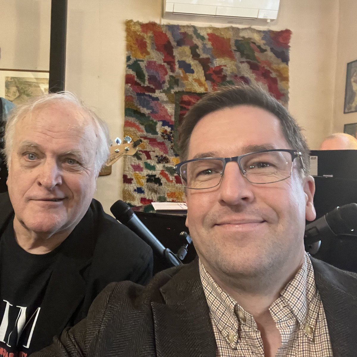 Kangasalan kirjakahvilan helmikuun vieraana oli komisario Koskisen luonut dekkaristi Seppo Jokinen. Lepokoti täyttyi taas kiinnostuneista kuulijoista.