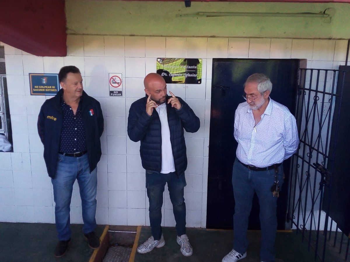 Reconocimiento en la memoria del ex Secretario del <a href="/CDEspanol/">Deportivo Español</a> el Dr Eugenio Iglesias que trabajó incansablemente por el Club 
El vestuario visitante del Estadio España a partir de hoy llevará su nombre. Directivos familiares y amigos presentes en el homenaje 🇪🇸❤️