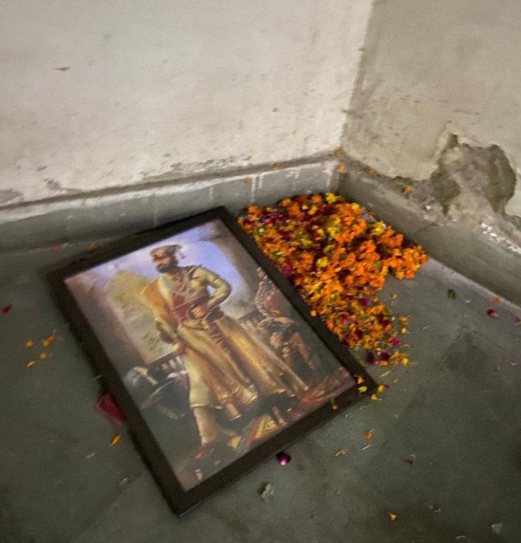 AbvpPaschimMaha's tweet photo. छत्रपती शिवाजी महाराज हे अखंड हिंदुस्थानचे दैवत असून जगभरात त्यांचा मोठा नावलौकिक आहे; परंतु #JNU येथे वामपंथी विचारधारेच्या विद्यार्थ्यांकडून छत्रपतींचा हा झालेला अपमान हिंदुस्थान कधीही खपवून घेणार नाही. या घटनेचा अभाविप तीव्र निषेध करते. https://t.co/nxZxyr8mtG