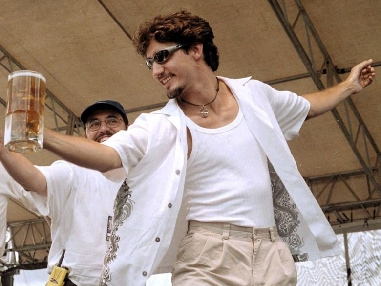 DpopsShadow's tweet photo. Kanuckistanians 🍁 literally elected a half-witted booze hound Justin Trudeau on women's hots 💃 for him and legalizing pot🤏 ... and you think (using the term loosely) Trudeau is mature compared to non-alcoholic Pierre Poilievre? 🤯
#cndpoli #InModeration #TrudeauBarTab https://t.co/YlelgC2YHV