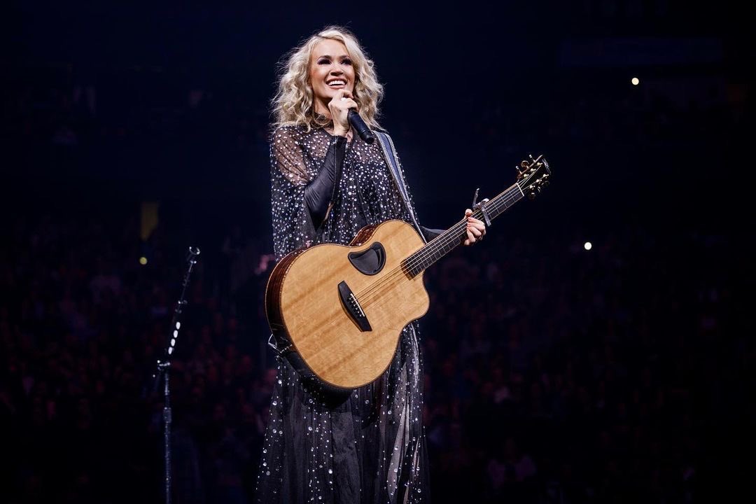 Had so much fun in Newark, NJ last night at the <a href="/PruCenter/">Prudential Center</a> ! Thanks for always being so great to us! And thanks to the fan who let me borrow an extra layer for a song or two! #DenimAndRhinestonesTour #Jersey 📸: <a href="/JeffJohnsonFilm/">ᴊᴇғғᴊᴏʜɴsᴏɴɪᴍᴀɢᴇs</a>