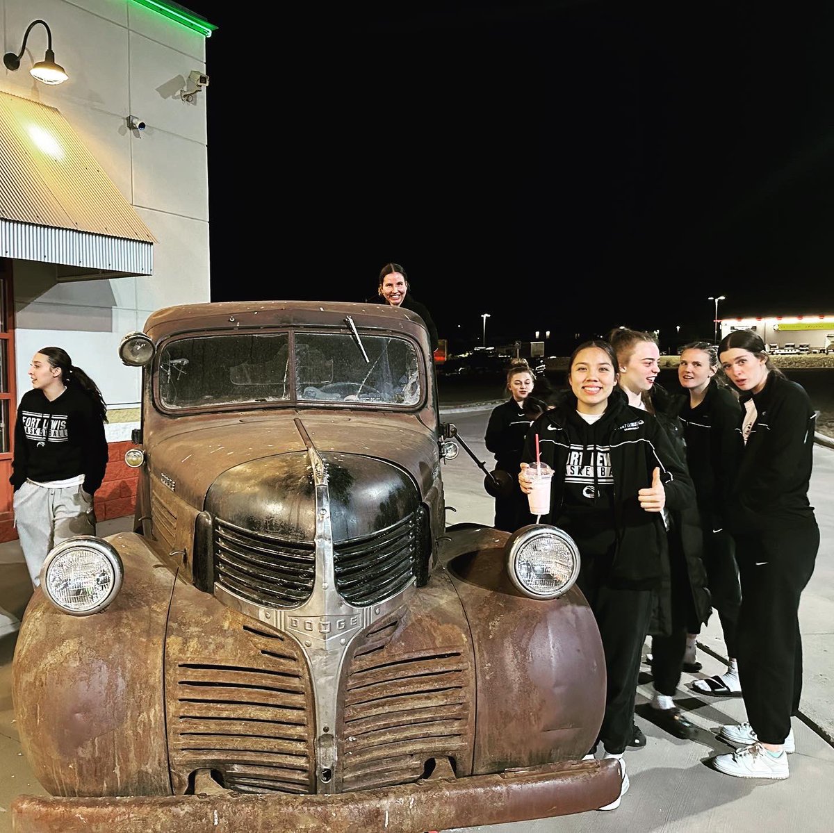 FortLewis_WBB's tweet photo. Last night the milkshakes did the talking… 🍔🥤😋
#lastnightintown #rapidcity #teambonding #teammeal #teamparty #fortlewis #lafamilia #hotwings #milkshakestogoplease https://t.co/oHKmOKhwve