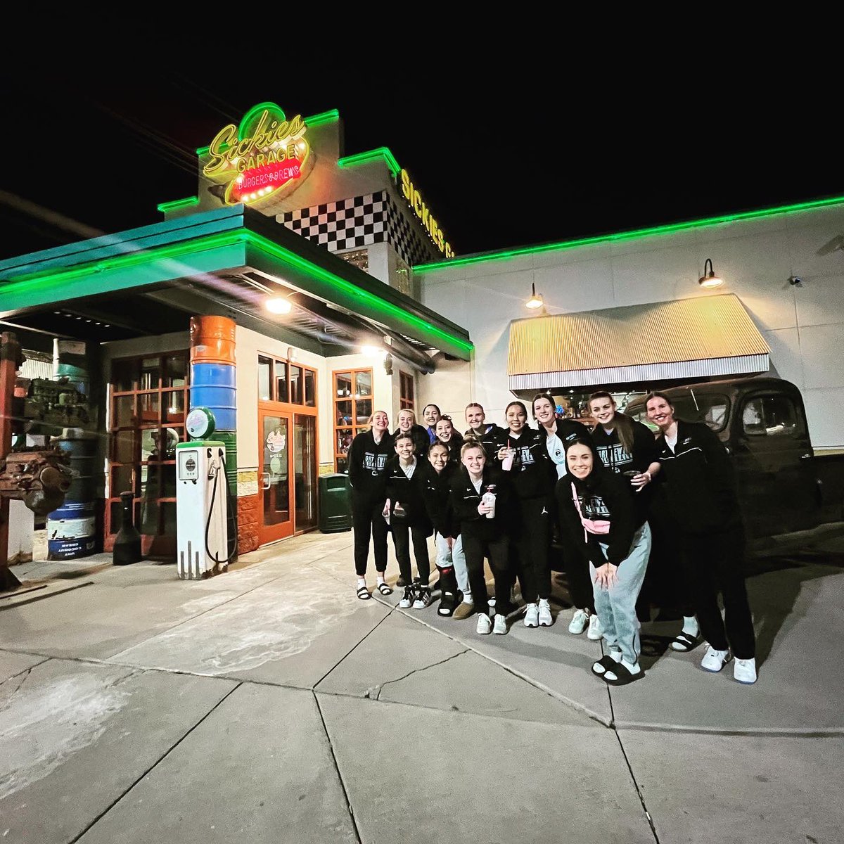 FortLewis_WBB's tweet photo. Last night the milkshakes did the talking… 🍔🥤😋
#lastnightintown #rapidcity #teambonding #teammeal #teamparty #fortlewis #lafamilia #hotwings #milkshakestogoplease https://t.co/oHKmOKhwve