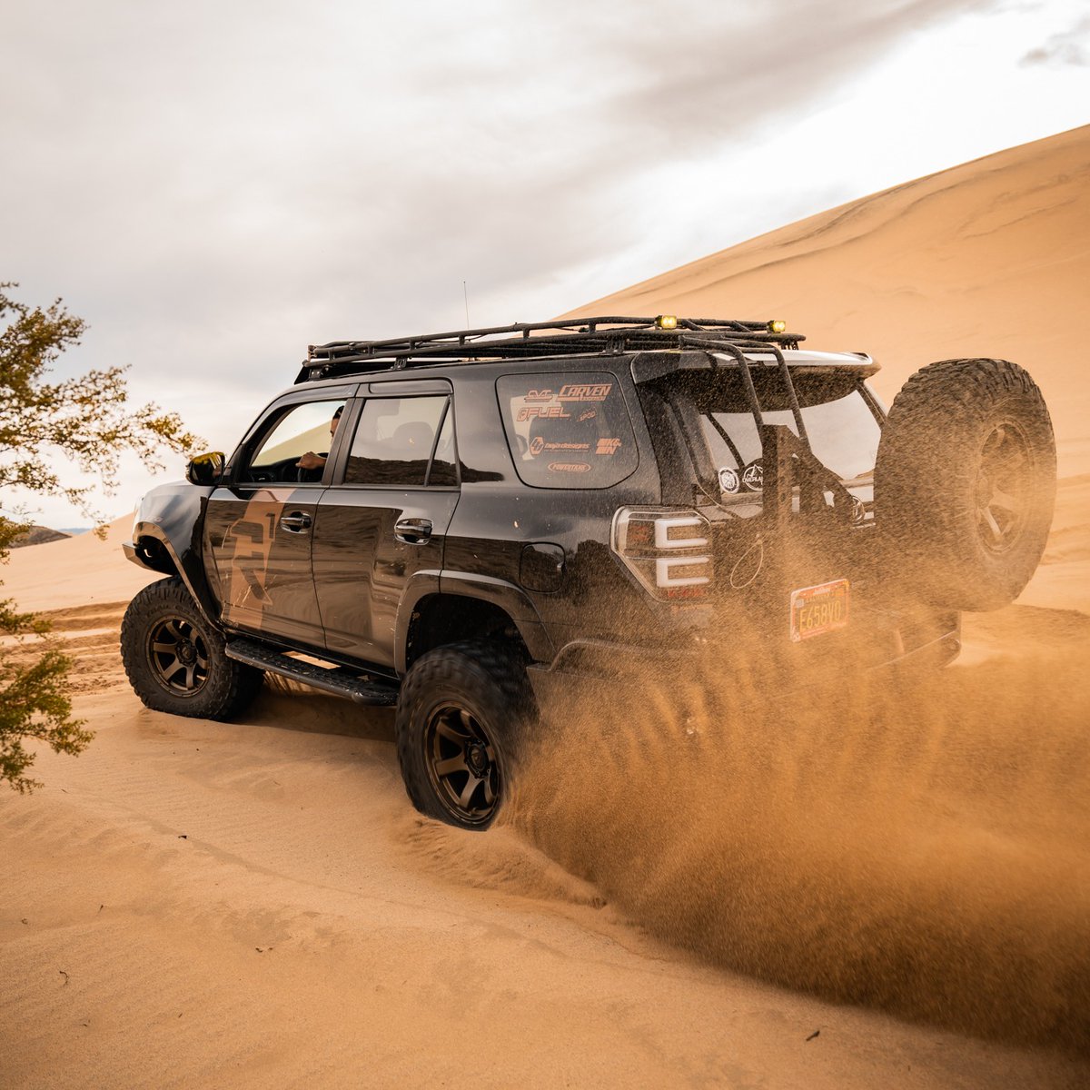 R1Concepts's tweet photo. Kicking up the dust with confidence, knowing your rig is equipped with big brakes for maximum stopping power.
#STOPPINGTHEWORLD #R1concepts #stoppingpower #brakes #r1forgedseries #r1bbk #KOH #4runner #toyota #adventure #desert #builtforapurpose #sundayfunday https://t.co/DdCHBIxx7z