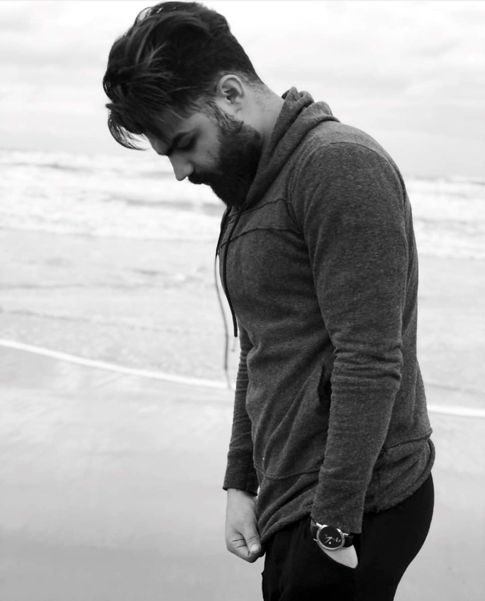 #سامان_یاسین چهار روز است اعتصاب غذا کرده، او چهار روز است در پس چندین ماه شکنجه می خواهد همه مردم ایران صدای بی گناهی و مظلومیتش را بشنوند، اگر امروز صدای یاسین و توماج ها نباشیم، کی باید صدای آنها شویم. نام قهرمانان را تکرار کنیم.
#مهسا_امینی