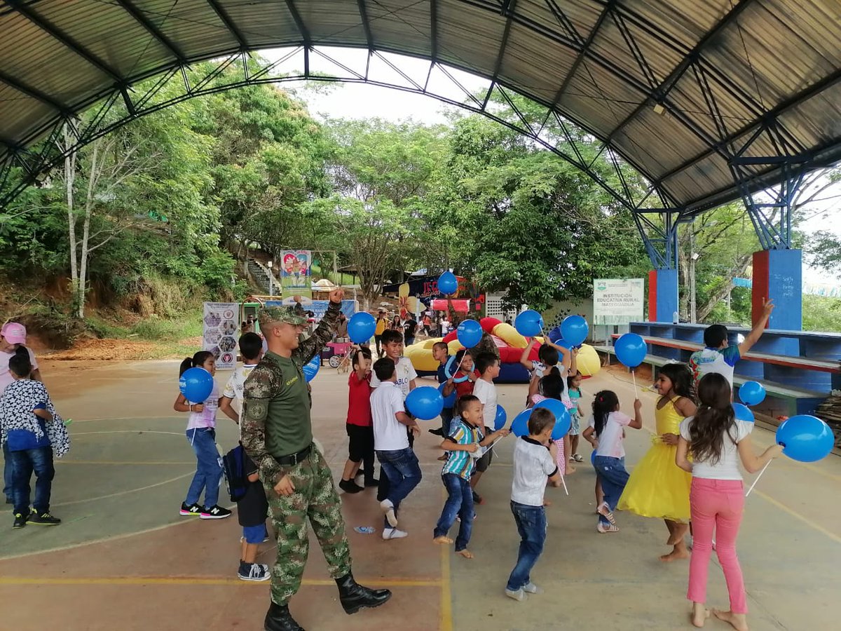 CCON3_FFMM's tweet photo. Con el fin de apoyar la campaña institucional para prevenir el reclutamiento forzado de NNJA, más de un centenar de niños se beneficiaron con actividades lúdico recreativas brindadas por el #BIGÜE, #BAAID6 #BIDEH1 y la secretaria de gobierno del departamento del Caquetá. https://t.co/6oewg4iuH2