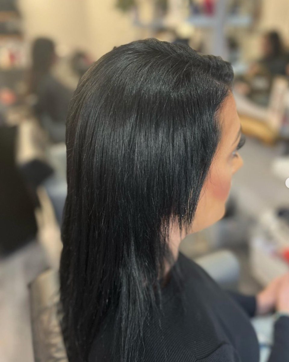 RemiCachet's tweet image. Before ➡️ During ➡️ After with #SuperStylist @envyhairextensionstraining with a weft application. 🖤

#liftthelid #shinyhair #healthyhair #expertapplication #hairextensionspecialist #wefthair #hairweft