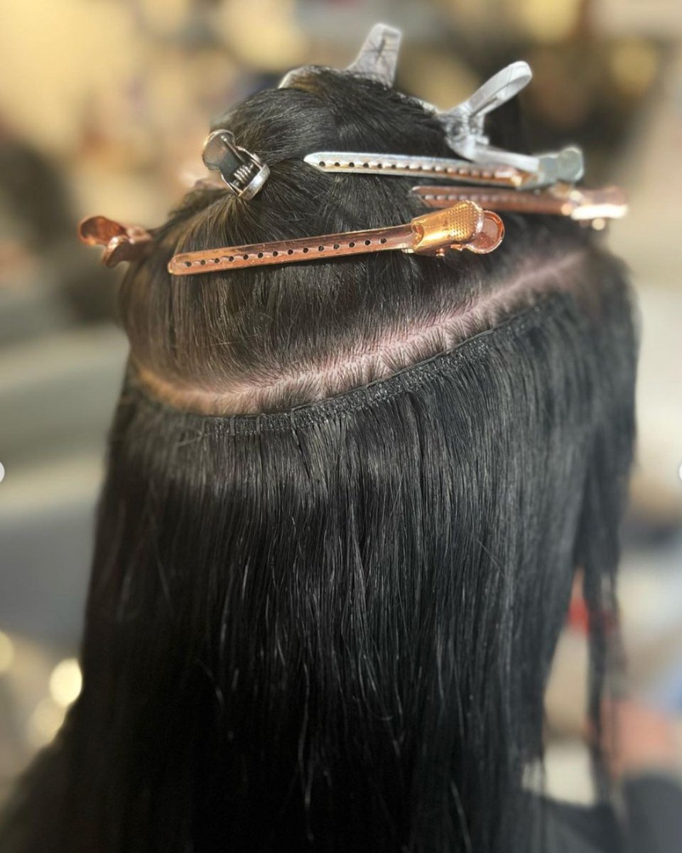 RemiCachet's tweet image. Before ➡️ During ➡️ After with #SuperStylist @envyhairextensionstraining with a weft application. 🖤

#liftthelid #shinyhair #healthyhair #expertapplication #hairextensionspecialist #wefthair #hairweft