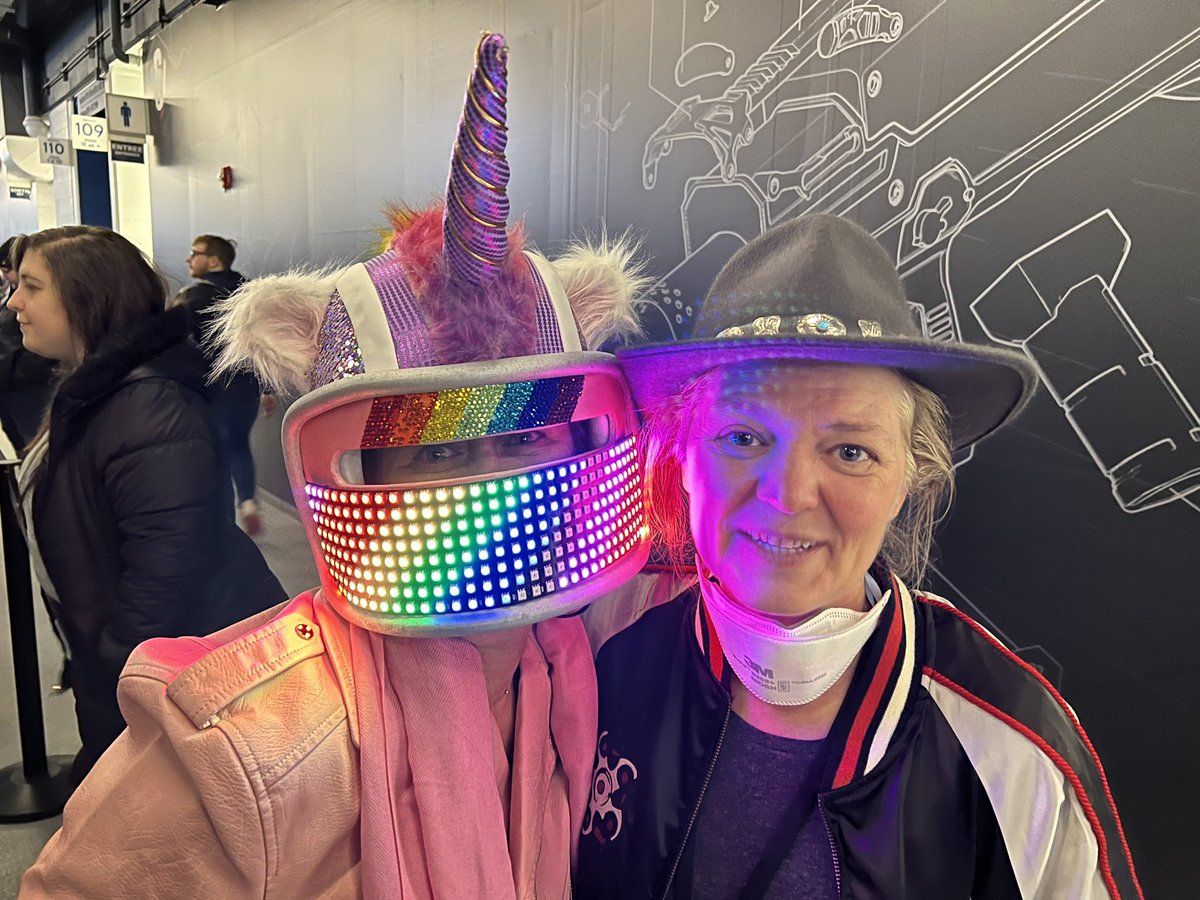 thefrymama's tweet photo. It was so lovely to meet @kimonomomo at #SixInvitational and chat with her for a few minutes ❤️ https://t.co/lgINSoxQqs