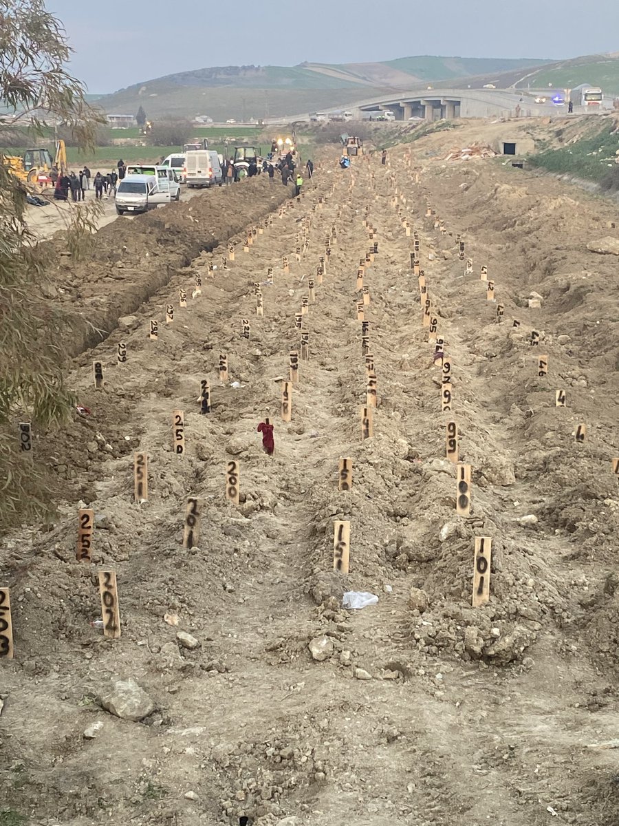 Akşamında sevdikleriyle uyuyanlar sabah hiç tanımadığı insanlar ile yanyana gömüldüler.

Hayat bu kadar kısa ve boşken kalp kırmaya değer mi?

#pazar
