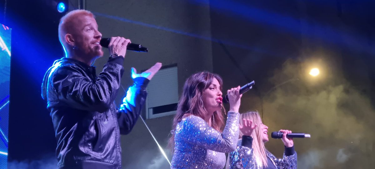 FormulaAbierta's tweet photo. @Cehegin gracias por una noche llena de emoción y diversión llena de matices carnavaleros!!!
@veroromeromusic @OficialGeno @EnriqueAnaut #gira20años
Seguimos en el camino!!! #formulaabierta https://t.co/1aoNDxOiC5