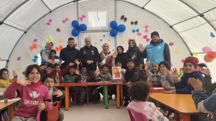 🔴 Diyanet İşleri Başkanlığı, çadır kentlerde bulunan depremzede çocuklar için Kur’an Kursları oluşturdu.