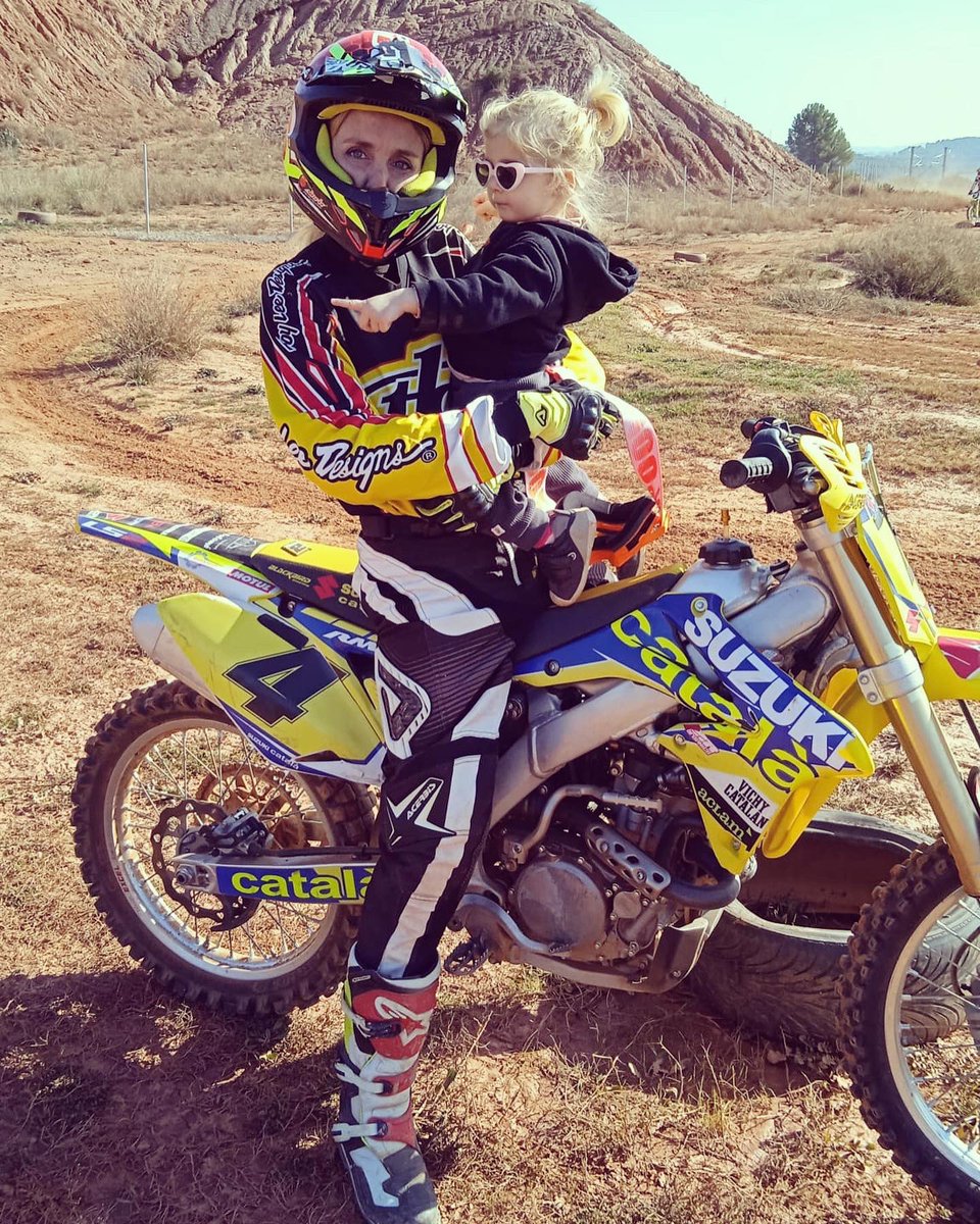 JuditFlorensa's tweet photo. Hacía siglos que no cogía esta moto y la verdad es que me da mucha pena haber dejado pasar tanto tiempo!! El día a día nos engulle pero siempre hay que procurar sacar un ratito para las cosas que nos hacen felices! 🥰🥰 Además ahora hay nueva incoporación!! 👧🏼❤️ #happy #mxday https://t.co/ytkzFnr3wO