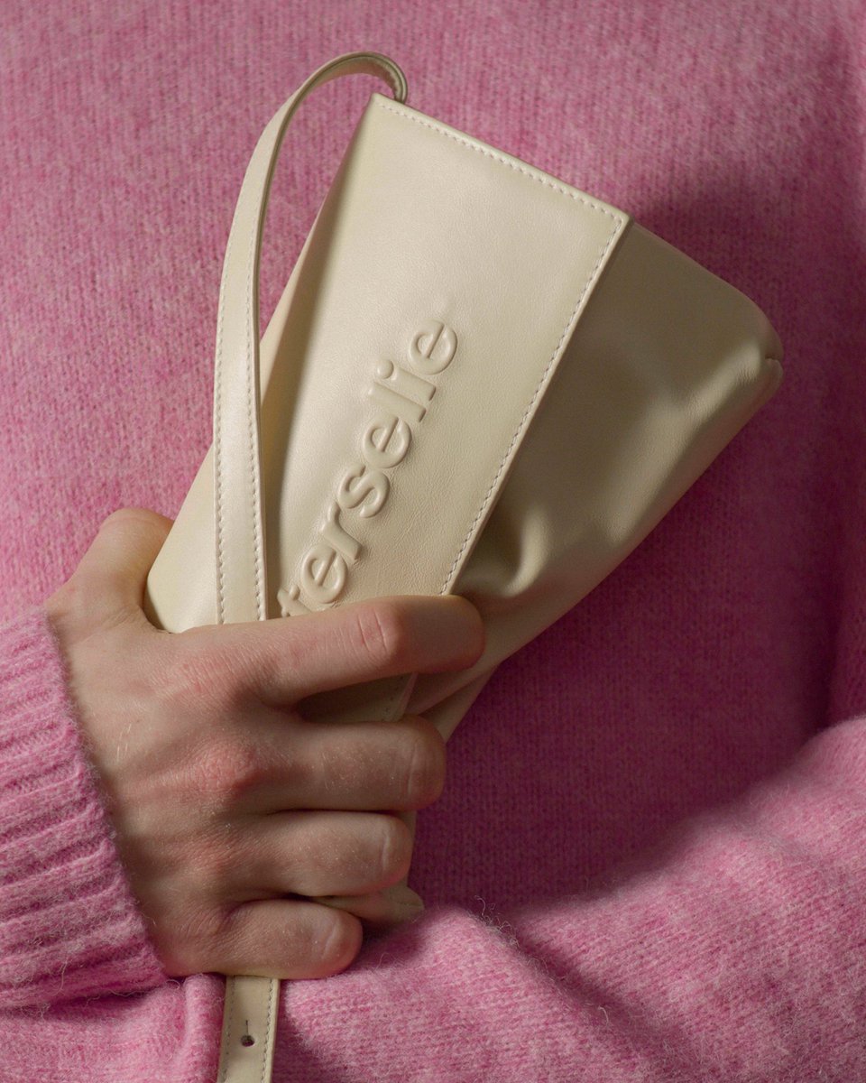 Ik liet mannen wenen met een handtas voor mijn eigen merk peterseliebruxelles.com, nieuwe drop launching on 06-03-2023. That's all doei xx