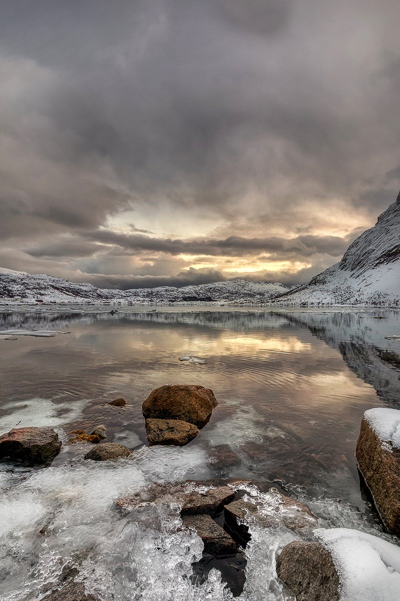 Der Sonnenaufgang, wenn man es so nennen kann, in einer Bucht der Lofoten. 

#WinterWonderland #Norway #Sonnenaufgang #Naturfotografie #Landschaftsfotografie #Reisefotografie #Abenteuerlust  #Fotografiebilder #Fotografiealltag #Fotografiekreativ.