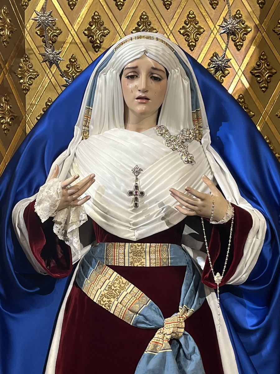 | CUARESMA | María Stma. del Mayor Dolor luce ya ataviada de hebrea para el tiempo de Cuaresma. Para esta vestimenta estrena tocado de raso blanco.

#nazarenolinares 
#mayordolor 
#Cuaresma2023