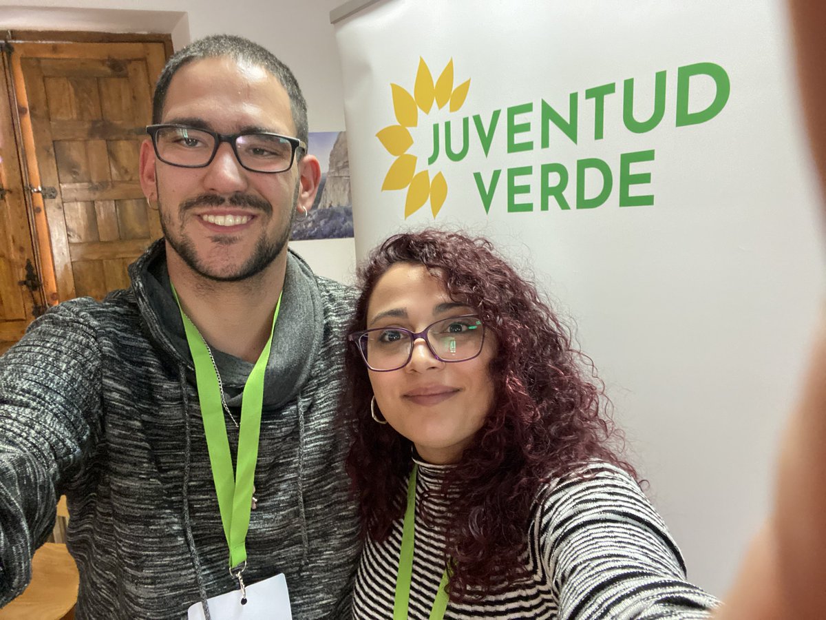 AdriLealDisca's tweet photo. Ha sido o un fin de semana increíble con la @redequojoven  en nuestra #XAsambleaDeJv🌻 siempre #DesdeLosCuidados se demuestra que en la política se pueden hacer las cosas diferentes. Orgullo de ser Verdes. Gracias a @Alexlemmor y @ruthama_gi por anímame a meterme 🌻💚 https://t.co/LgI1exVHN4