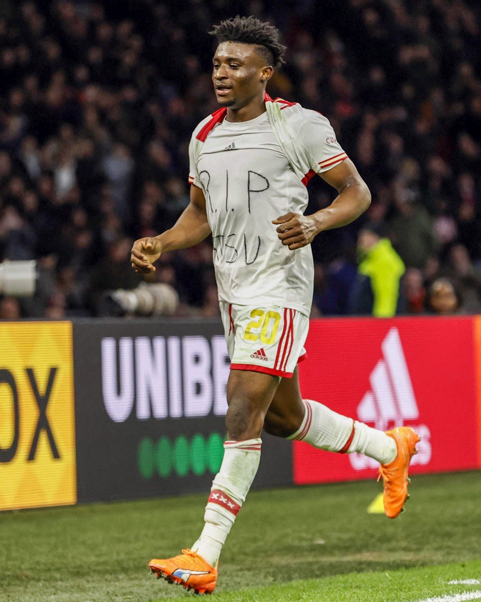 Kudus homenageou Atsu depois de marcar e não levou amarelo por tirar a camisola:

“Temos regras mas isto é maior que futebol, é um assunto de vida e morte. O árbitro disse-me que não era permitido, mas que percebe. Tem o meu respeito.” 

🙏🇬🇭