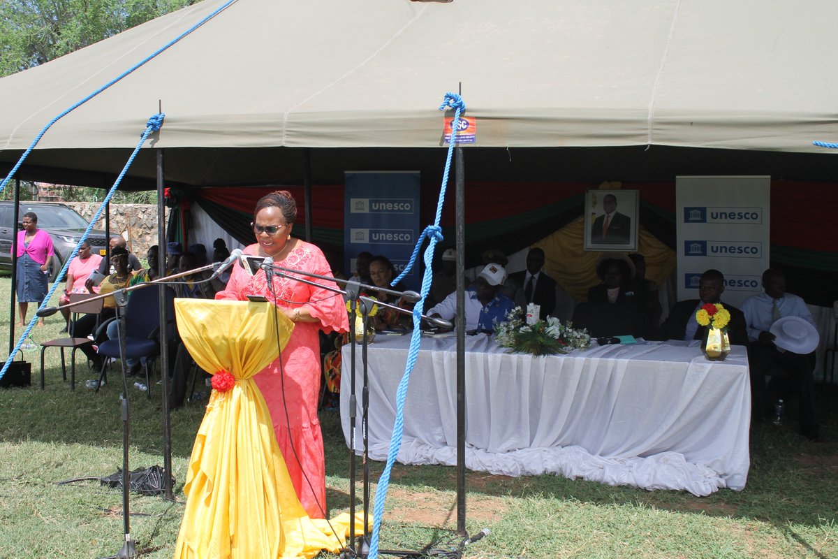 unescoROSA's tweet photo. #Congratulations @LotshaFM in Beitbridge town of #Zimbabwe for being launched as the 5th #CommunityRadio station in the country. #Peace will be realized through your subtle #programming.

@InfoMinZW @perchmediatrust @MISARegional @NyanganiFMRadio @IMSforfreemedia @NtepeRadio https://t.co/qo1Pb2bQi3