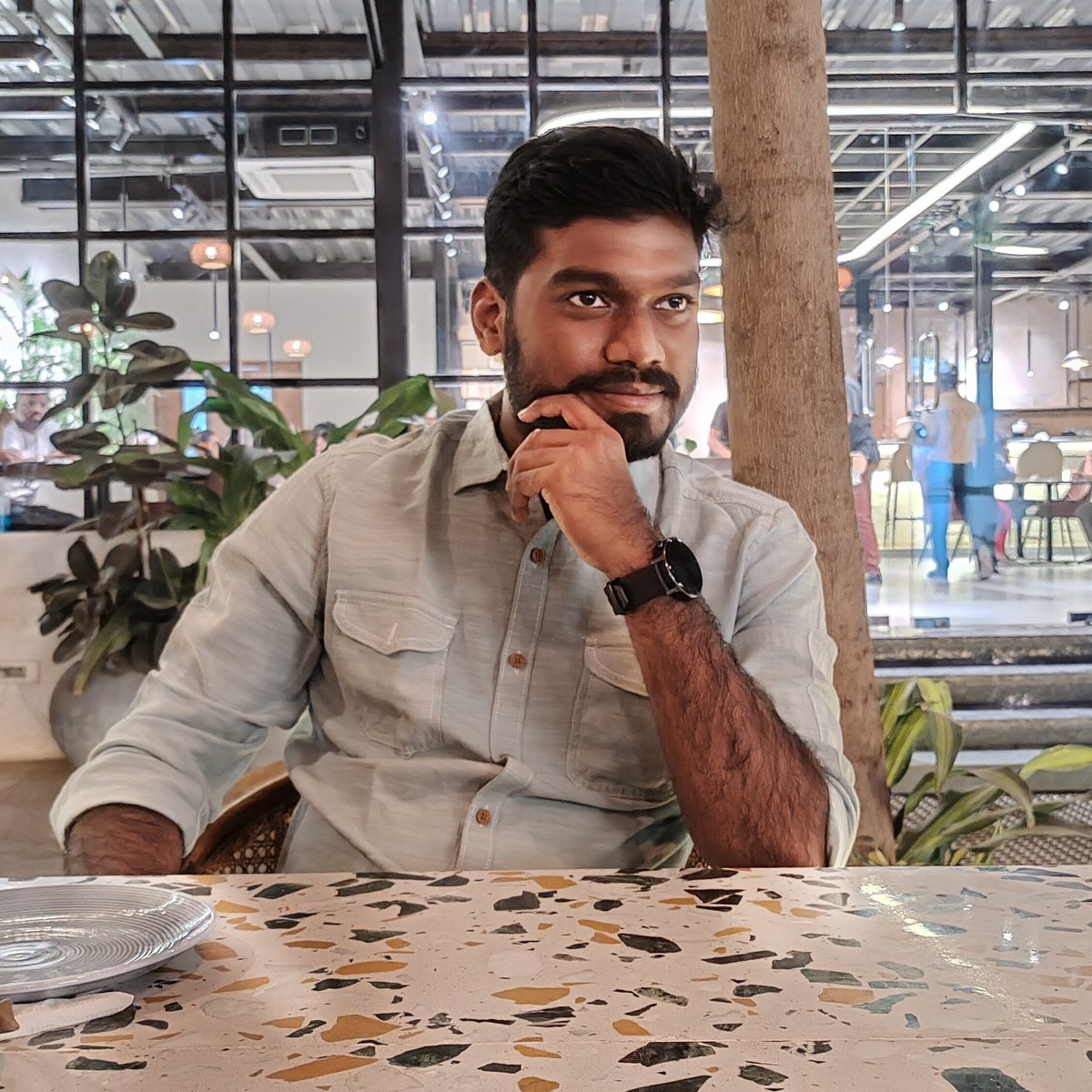 MadhuDonka's tweet photo. Ok! Updated 📸
#NewProfilePic
#restart #Monkbrain #donka #lights https://t.co/XoNsUMkf11
