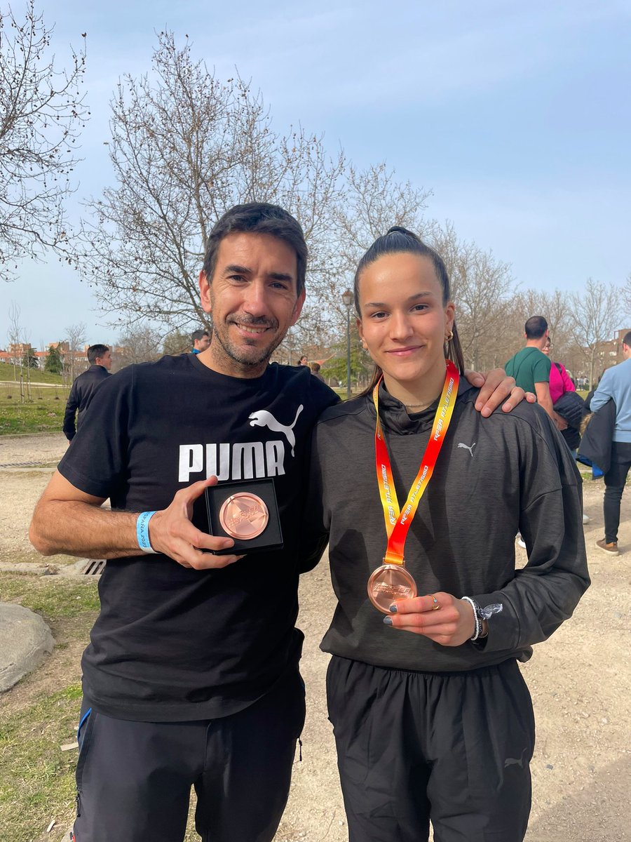 ivanespilez's tweet photo. Bronce en el Cto España absoluto de pista cubierta.
Marca personal con 53,69 (a 0,19 de la mínima del europeo sub23 de julio).
Muy orgulloso de @bertaseguura. Actitud, seriedad, confianza y mucha ilusión en lo que hace.
Vamos a trabajar para seguir creciendo.
#team #pumarunning https://t.co/H7dm6QZfru
