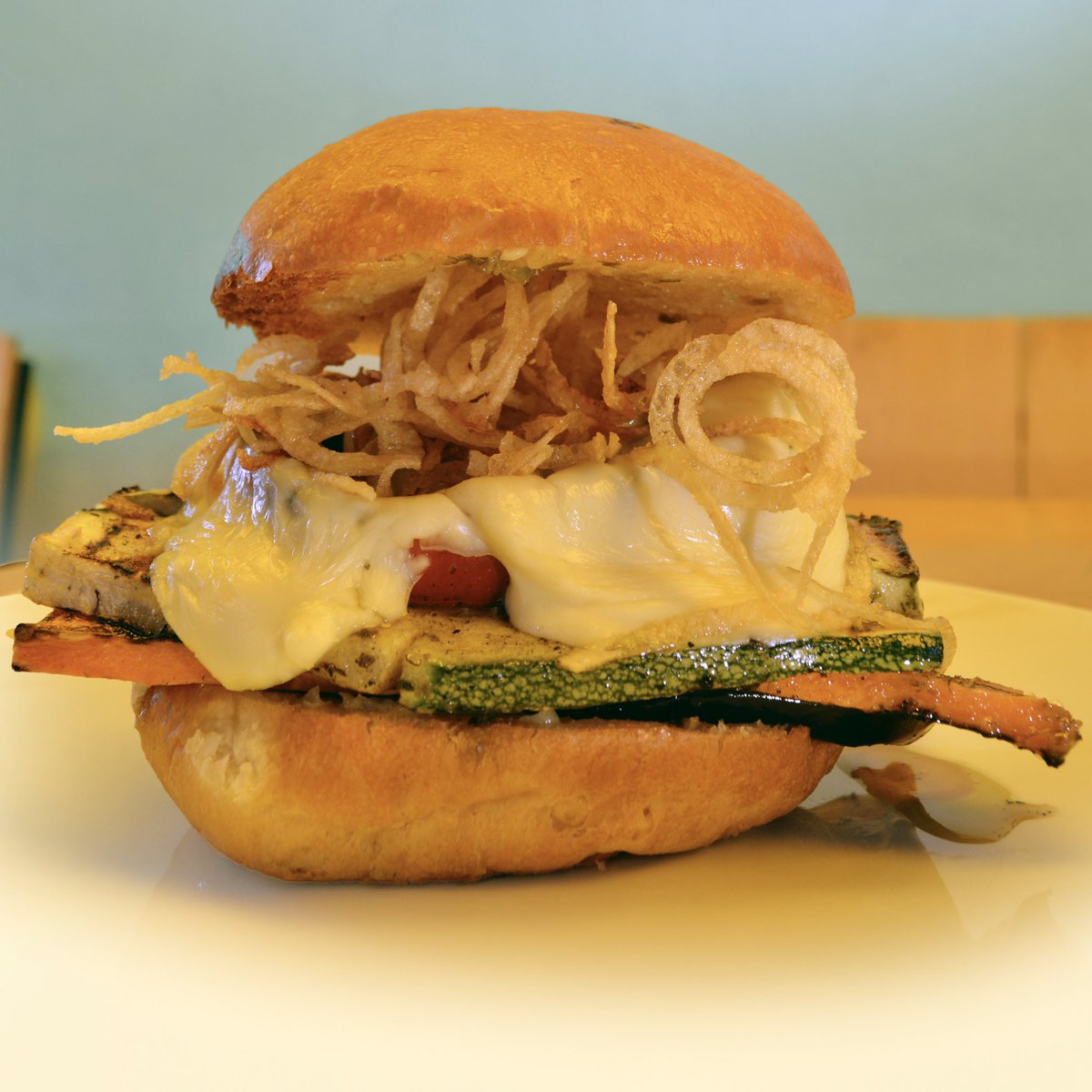 ¿Sin carne?… una Vegetal. 
Nuestra opción sin carne, con láminas de berenjena, calabaza, zanahoria, portobello y pimiento rojo, marinadas en pesto de perejil, oaxaca y papas paja 

#LaBurguesa #hamburguesa #burger #consumelocal #cdmx #foodporn #veggielovers
