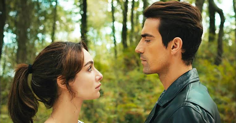 #SiyahBeyazAşk izlemeye başladım. Her şeyden önce Birce Akalay ve İbrahim Çelikkol uyumu gerçekten nefis. İlk bölüm akışı da oldukça güçlüydü. Umarım sonuna kadar da tamamlayabilirim. İzleyenler?