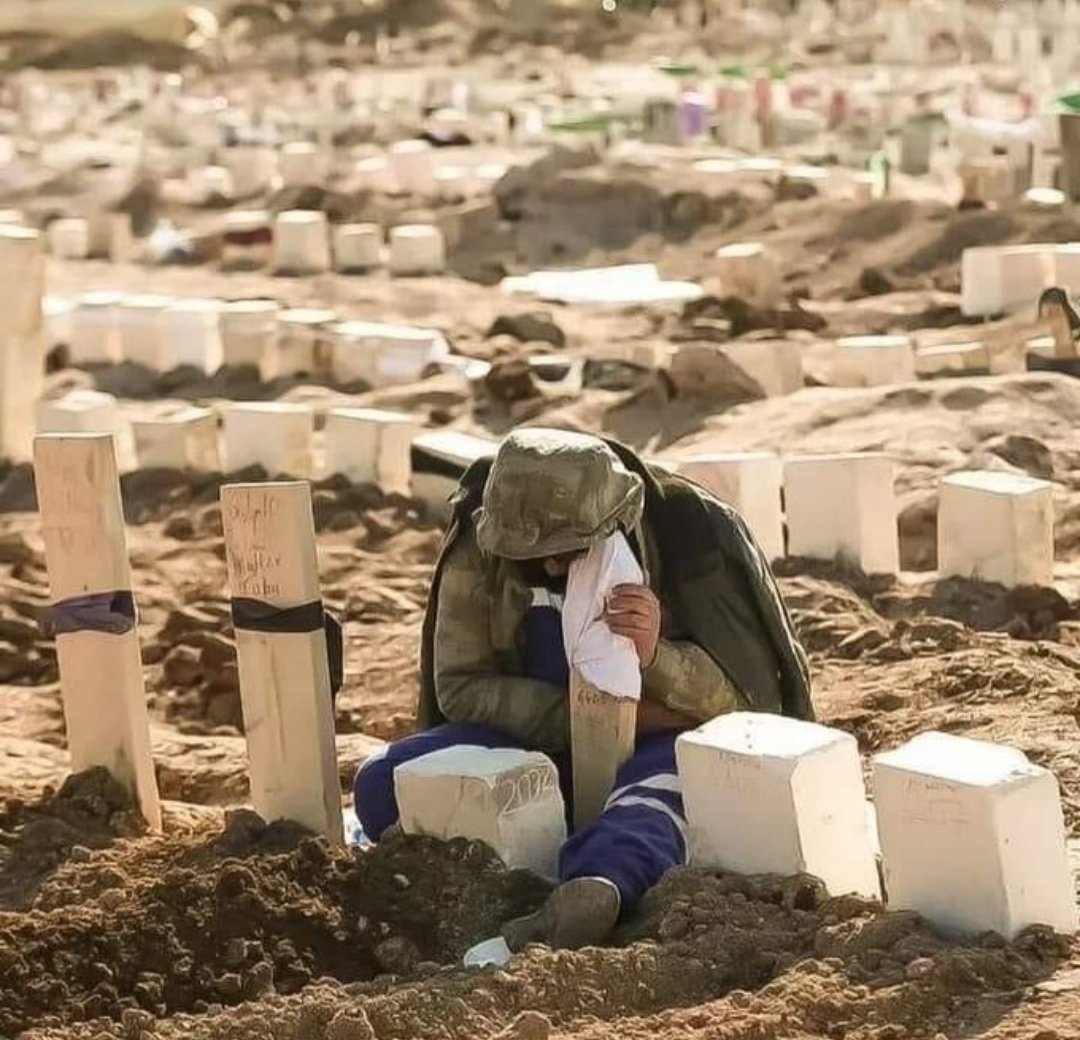 "ölüm bir eve girince sağ kalanları da biraz öldürüyor.” der Peyami Safa. hepimiz, ölülerin geride bıraktığı ölüleriz aslında.