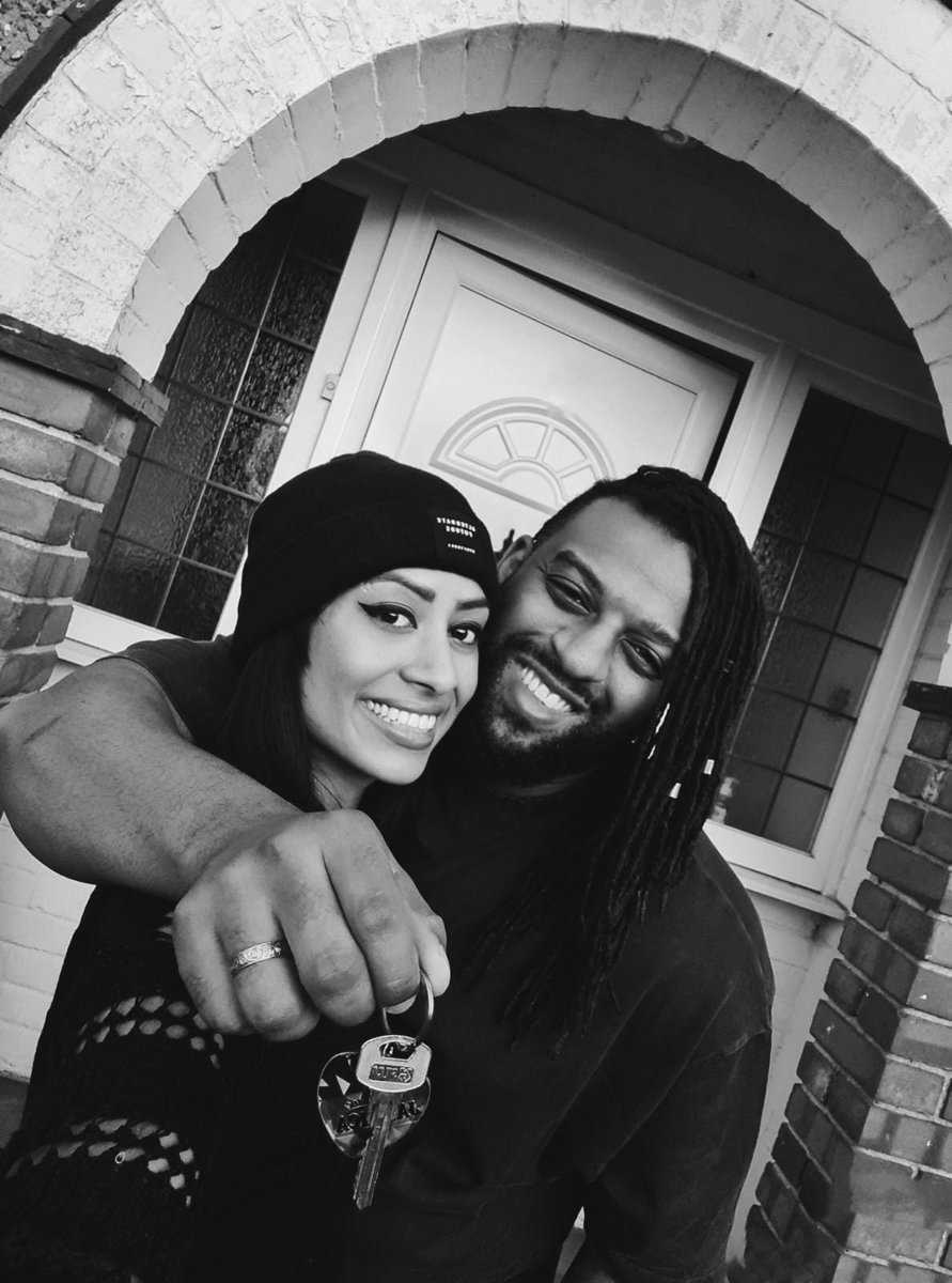 Oritse's tweet photo. So proud of us. Working as a team, we’ve achieved a dream. 🔑 🏡 @kazzkumar 👑😊🖤🎶

#HomeSweetHome ✨
#GratOtude🦅 
#Karitsé 🎶
#KazO 🖤 https://t.co/fyijmyRcMj
