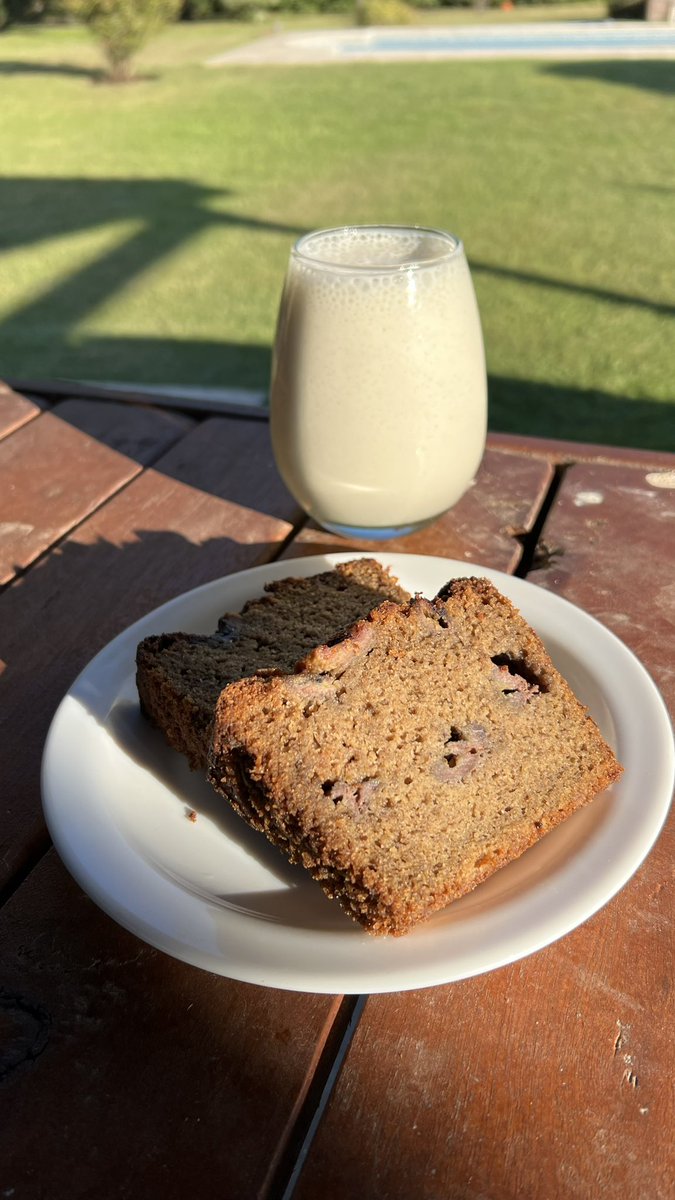 Pedro Lambertini on Twitter "Budín de banana con banana + licuado de banana. Pan con pan
