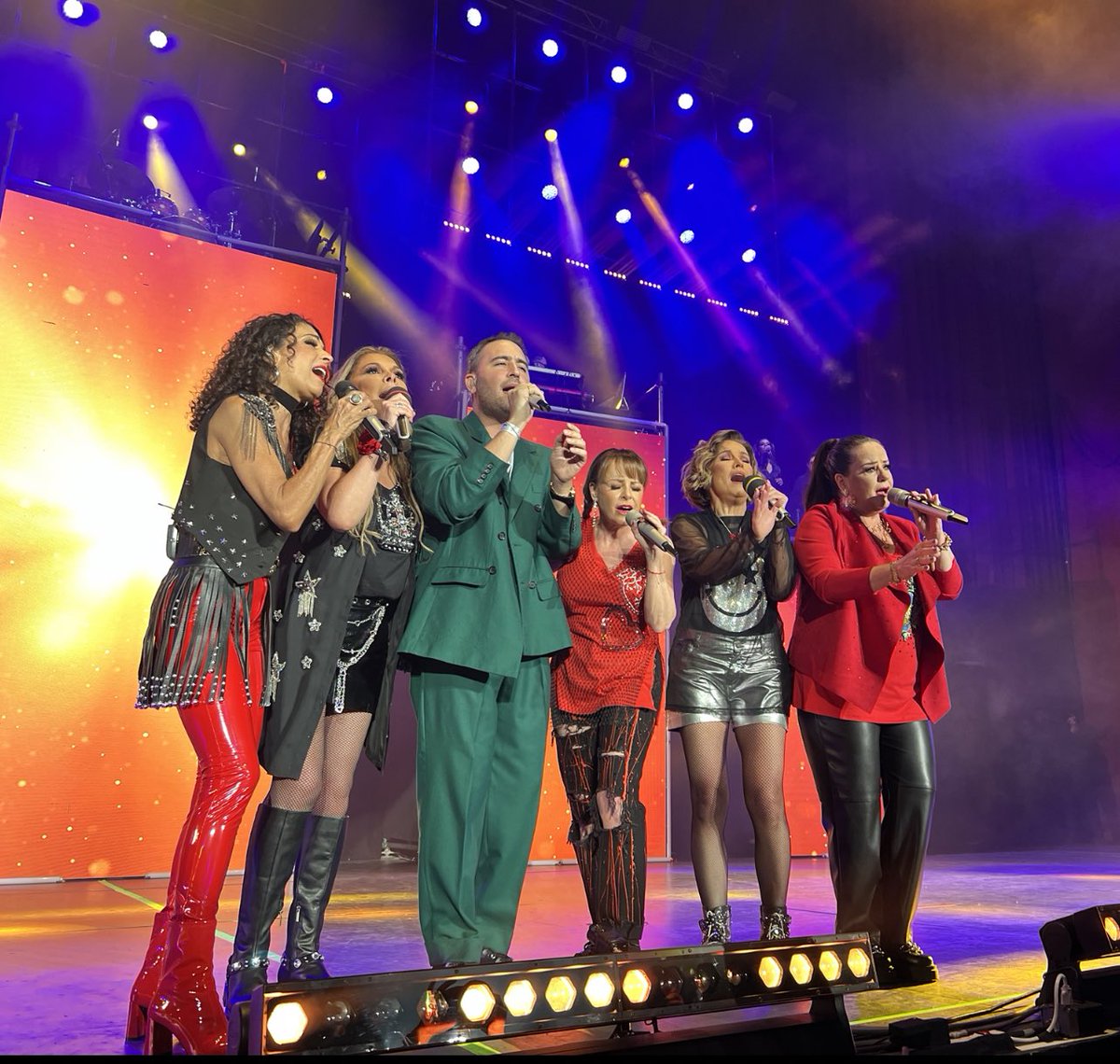 Isabellascurain's tweet photo. Mi querido #ChuiNavarro nos acompañó en el #InesperadoTour, gracias por compartir tu talento con nosotras en una noche tan especial en el @AuditorioMx https://t.co/ImXRPYKG2B