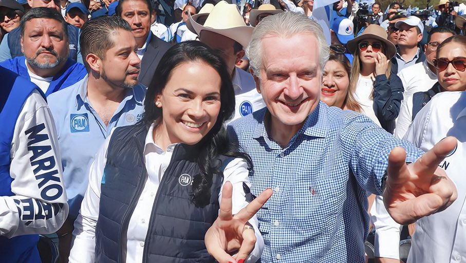 AlejandraDMV's tweet photo. Un honor hacer equipo con @MarkoCortes, @EnriqueVargasdV, @anuarazar y con las y los mexiquenses entrones del @pan_edomex para tomar con responsabilidad el reto de defender lo que hemos logrado junto a las familias. #UnidosPorEdoméx #OlaAzul #TomaDeProtestaPAN https://t.co/atRDyrvZ79