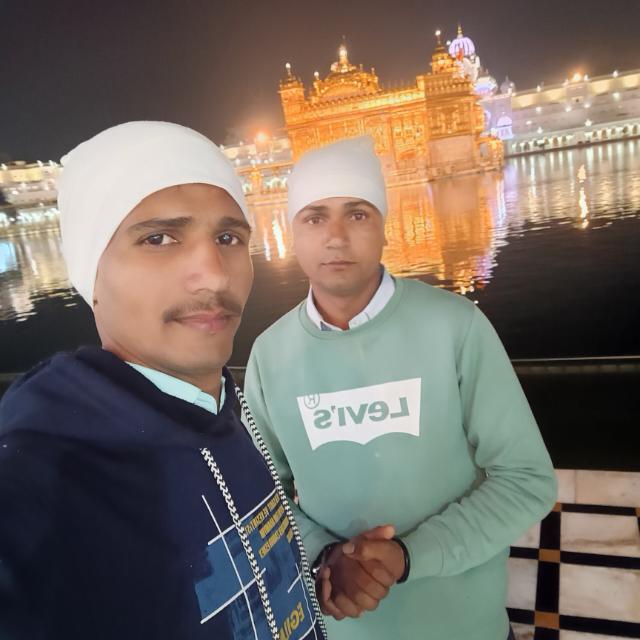 sunilkumarKLWT's tweet image. जन्म दिन मुबारक हो मेरे छोटे भाई @PreetRajasthani

देखा है ज़िंदगी को कुछ इतना क़रीब से
चेहरे तमाम लगने लगे हैं अजीब से
कहने को दिल की बात जिन्हें ढूँडते थे हम
महफ़िल में आ गए हैं वो अपने नसीब से
नीलाम हो रहा था किसी नाज़नीं का प्यार
क़ीमत नहीं चुकाई गई इक ग़रीब से
~साहिर लुधियान