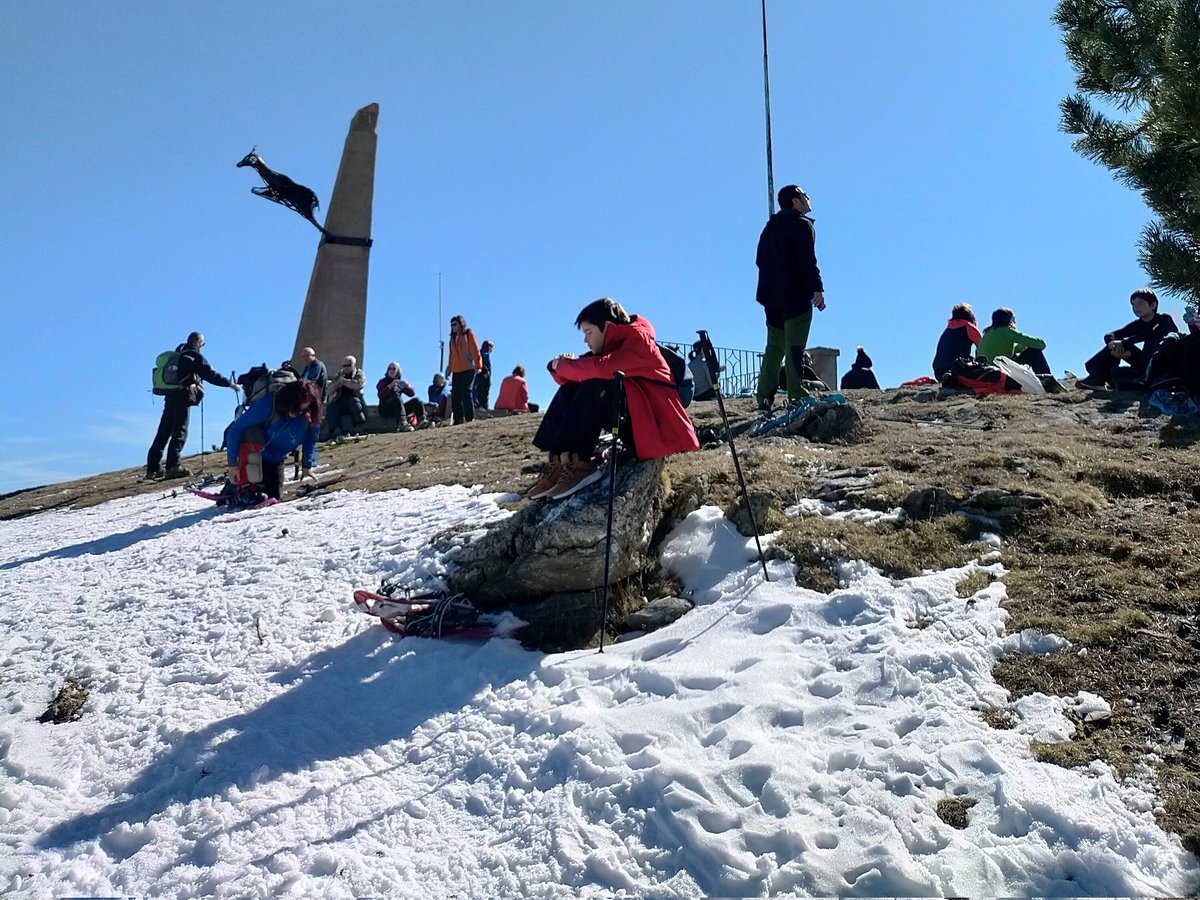 Jornada de #formació i #iniciació a les #raquetesdeneu. Ruta fins al  #Miradordelallet #mountains #hivern #snow #raquetasdenieve #lovemountains #nature #picoftheday  #mountainlover #mountainlandscape #catalunyaexperience #descobreix_catalunya #muntanya