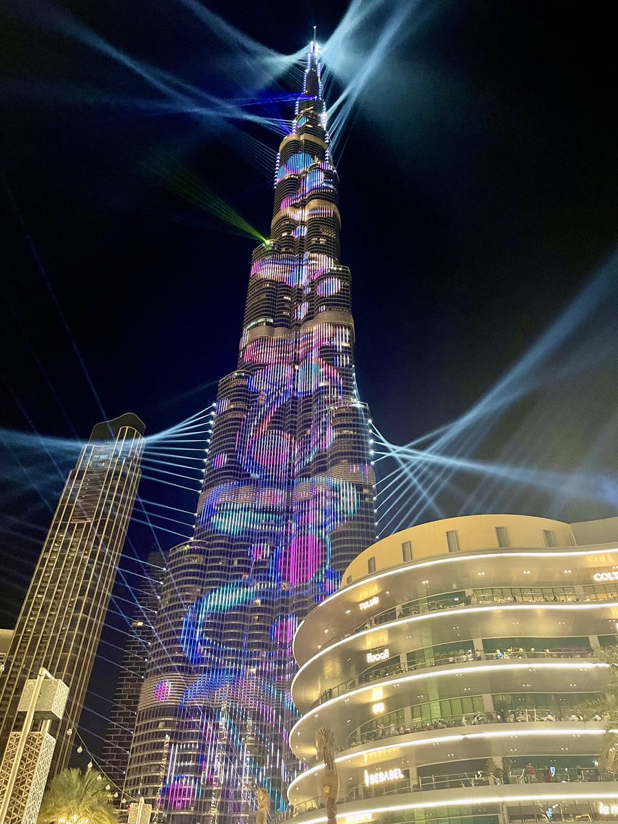 Kadysiu's tweet photo. Breathtaking #BurjKhalifa #Dubai https://t.co/ldLNdiitIM