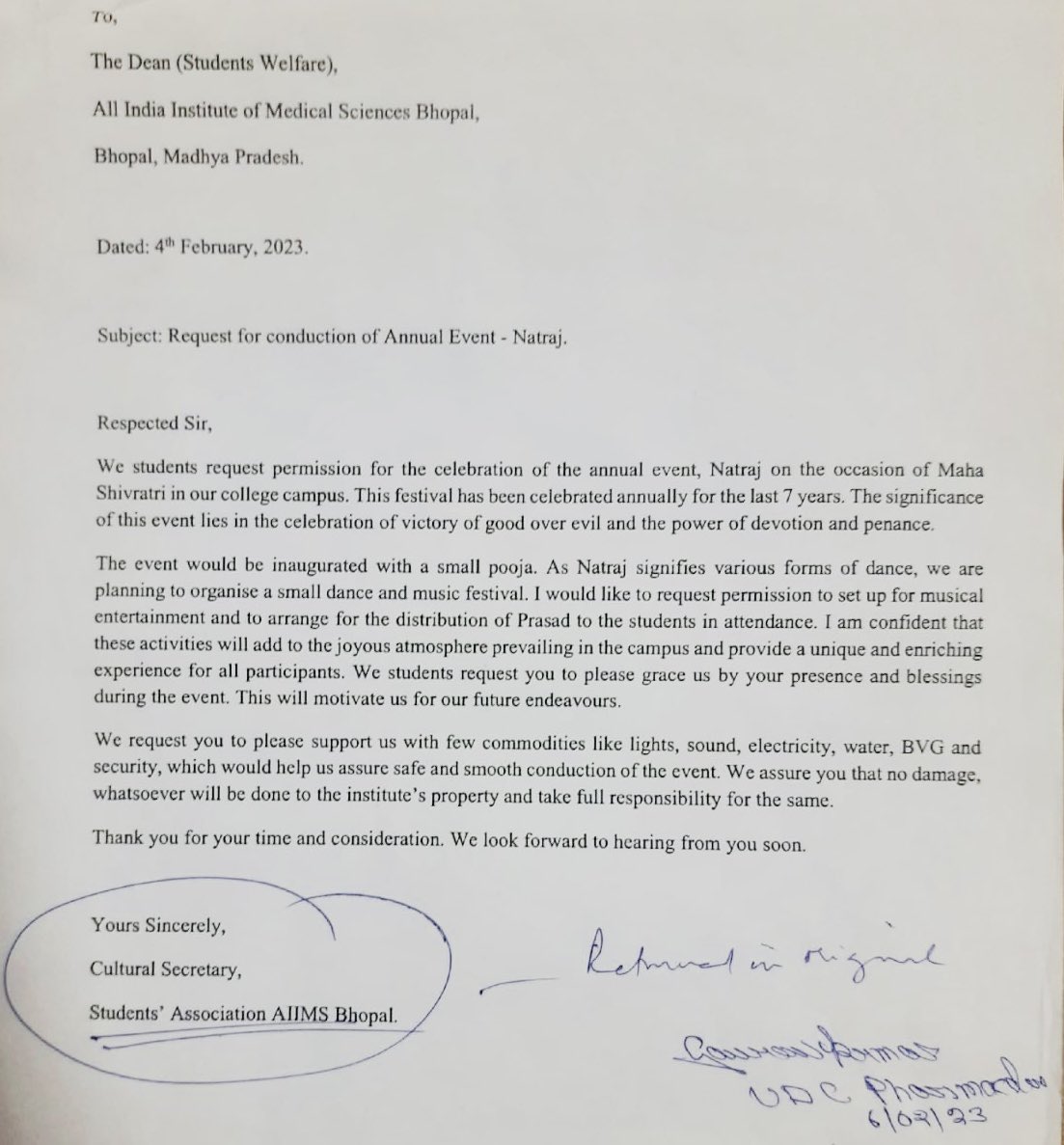 FordaIndia's tweet photo. DIRECTOR or DICTATOR? @AIIMSBhopal has de-recognised their RDA &amp; S.U. 
Not allowing students to celebrate #MahaShivaratri2023! Categorically suppressing leadership by open threats &amp; words like “aage bhi permission nahi milegi “. 
Deplorable! #MedTwitter 
@PMOIndia @MoHFW_INDIA https://t.co/gPqYV2OcX5
