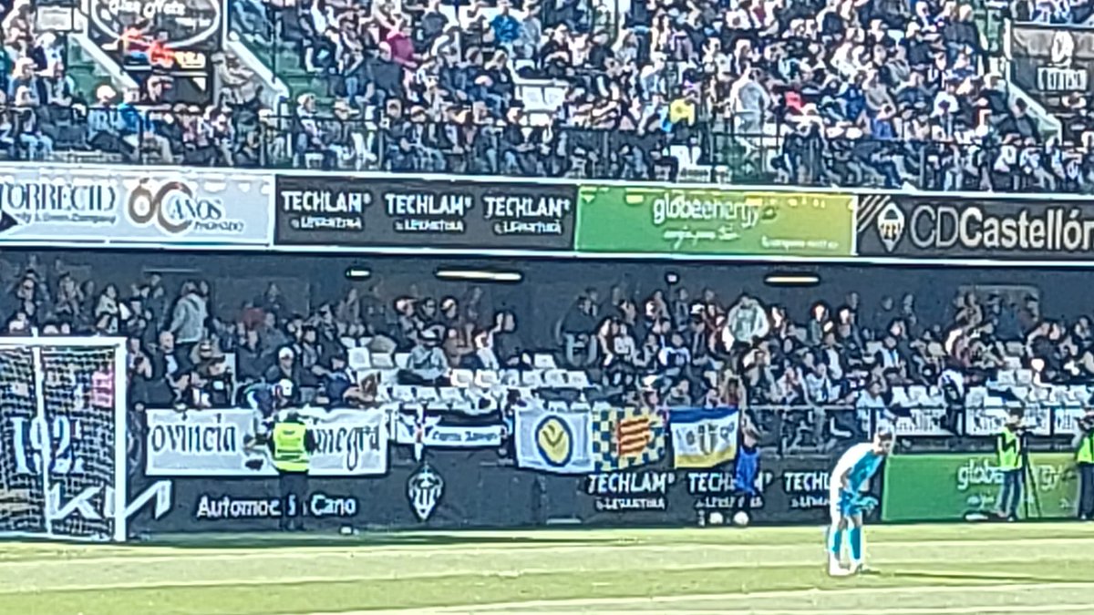 PenyaElMago's tweet photo. Más seguidores del Leeds a La Castalia para mirar Los Orelluts en su ruta a la segunda 
#PPO
@phernandez19
@Margarciafdez 
@cdcastellon
#LUFC https://t.co/jG4k1bINZN