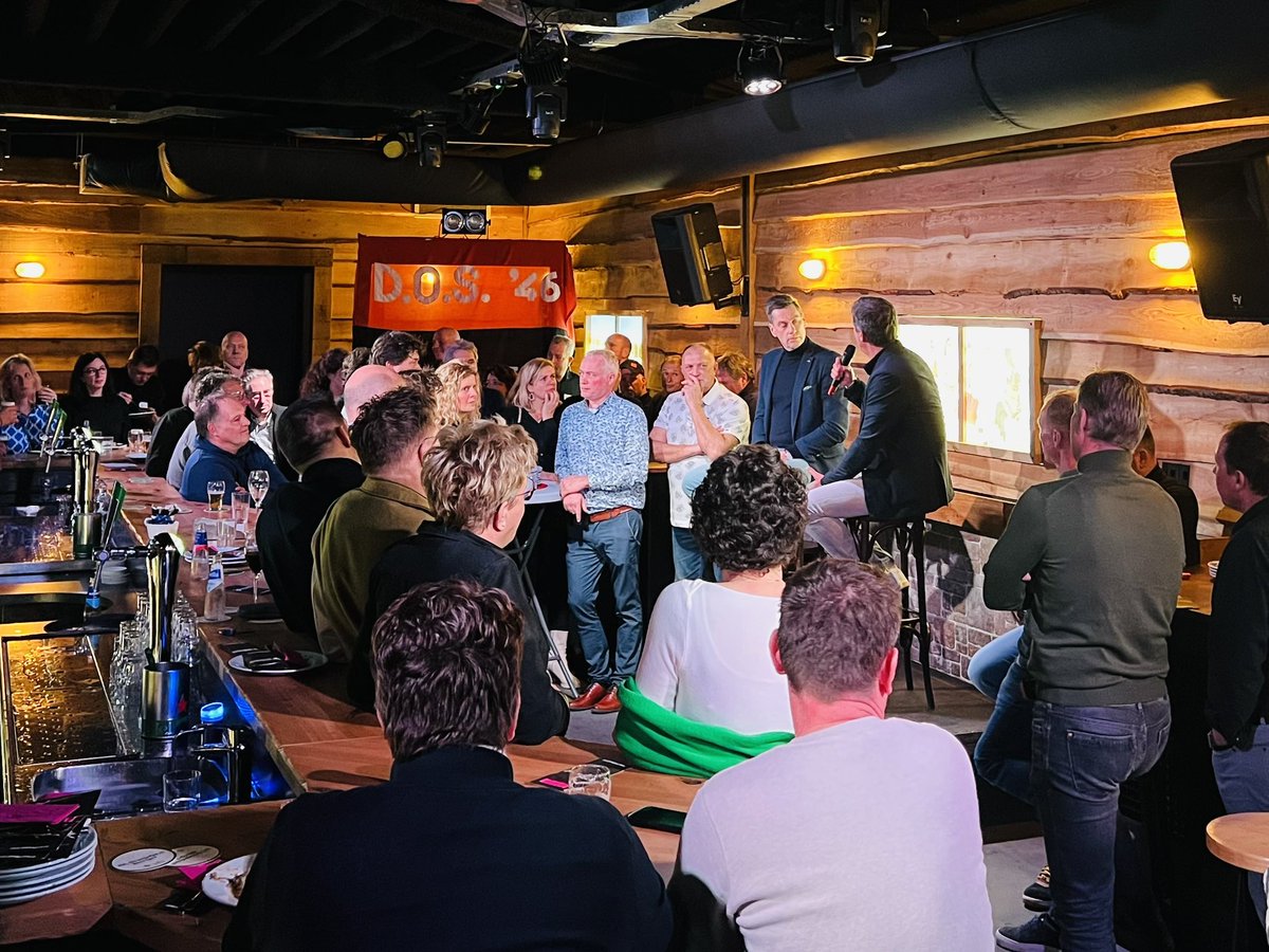 MarcJanvdLinde's tweet photo. Mooie avond gisteren! Eerst bijeenkomst met goed verzorgd buffet en inspirerende spreker Jacco Vonhof in Cafe De ByZaack. Daarna enerverende wedstrijd met mooi gelijkspel van onze hoofdmacht tegen Fortuna. Complimenten aan Sponsorcommissie DOS'46 én onze A-selectie natuurlijk! 👊🏻 https://t.co/3BszOEd5Yp
