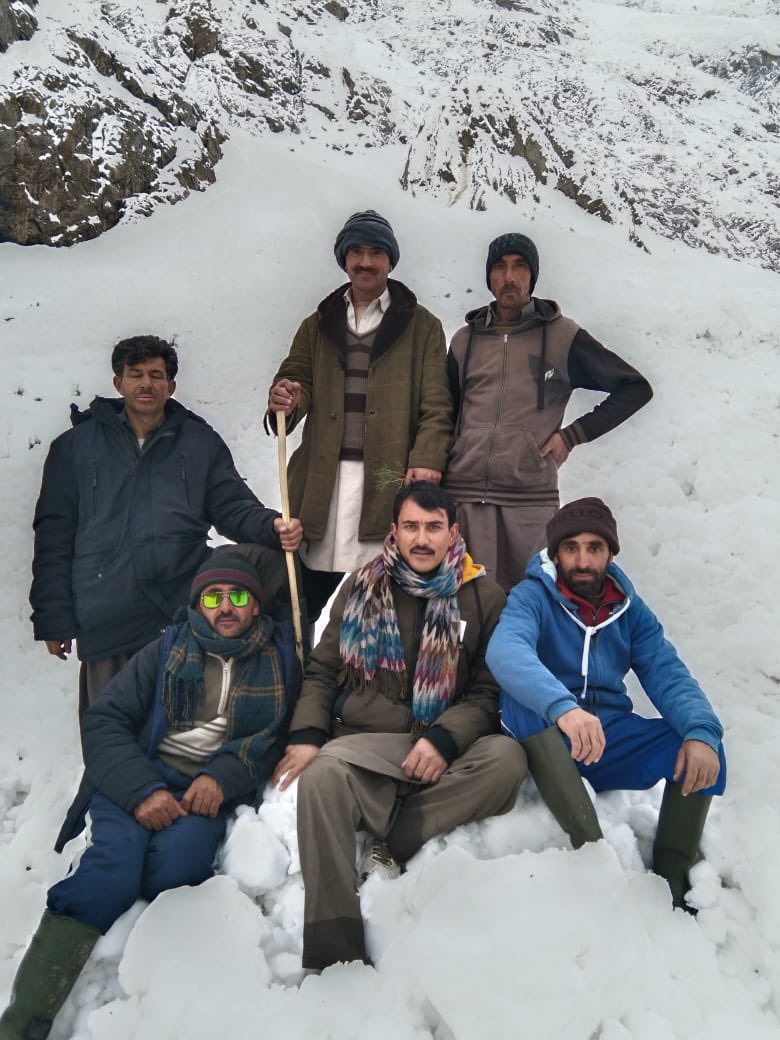 pamirtimes's tweet photo. Residents of #Darkut valley, #Yasin- #Ghizer, walking through snow along with a female patient in need of immediate medical attention. 

Access to the valley is blocked by heavy snowfall for over a week. https://t.co/FPVbUaLWJ5