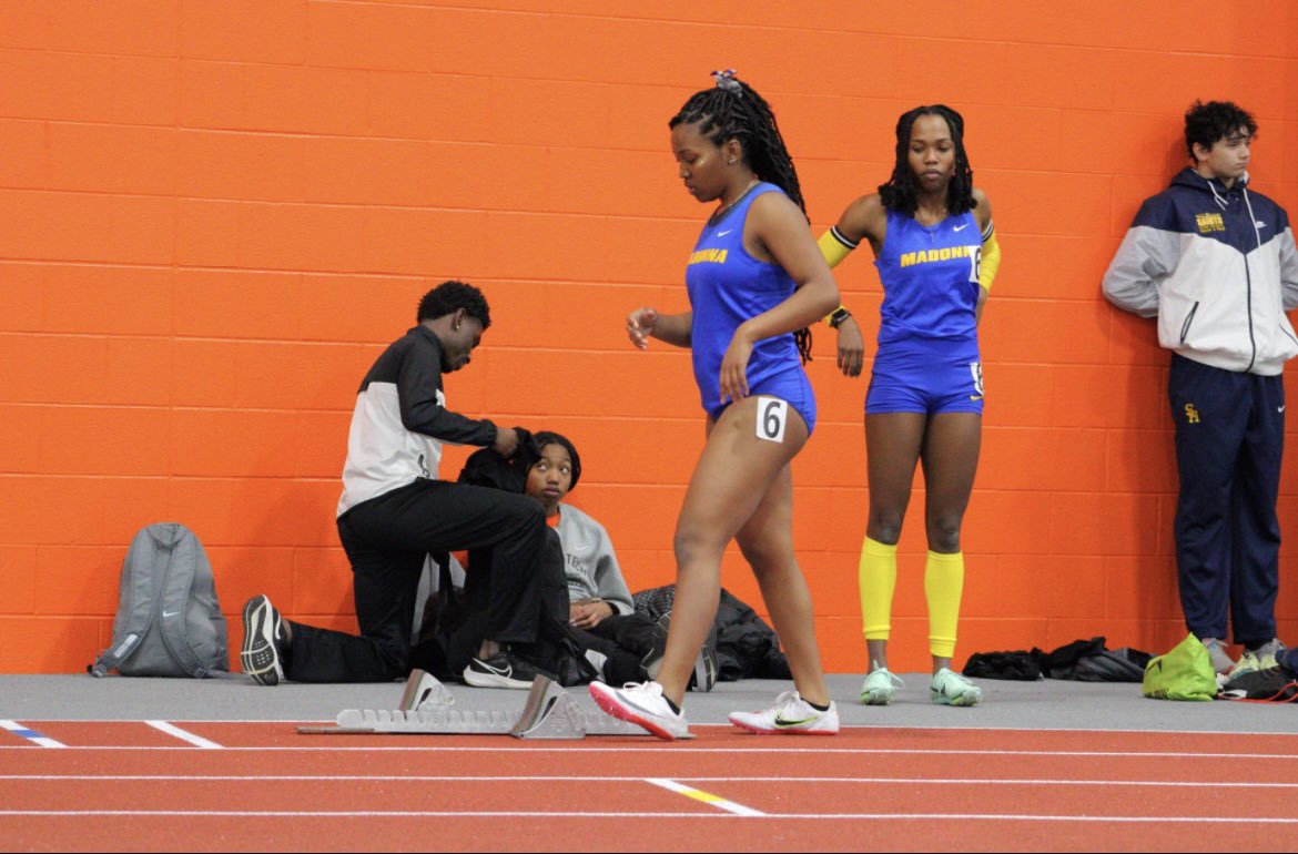 GabrielleN108's tweet photo. Flicks from conference! 💙 PR in the 200. Until next indoor season #year2 https://t.co/AP4nbxcuKu