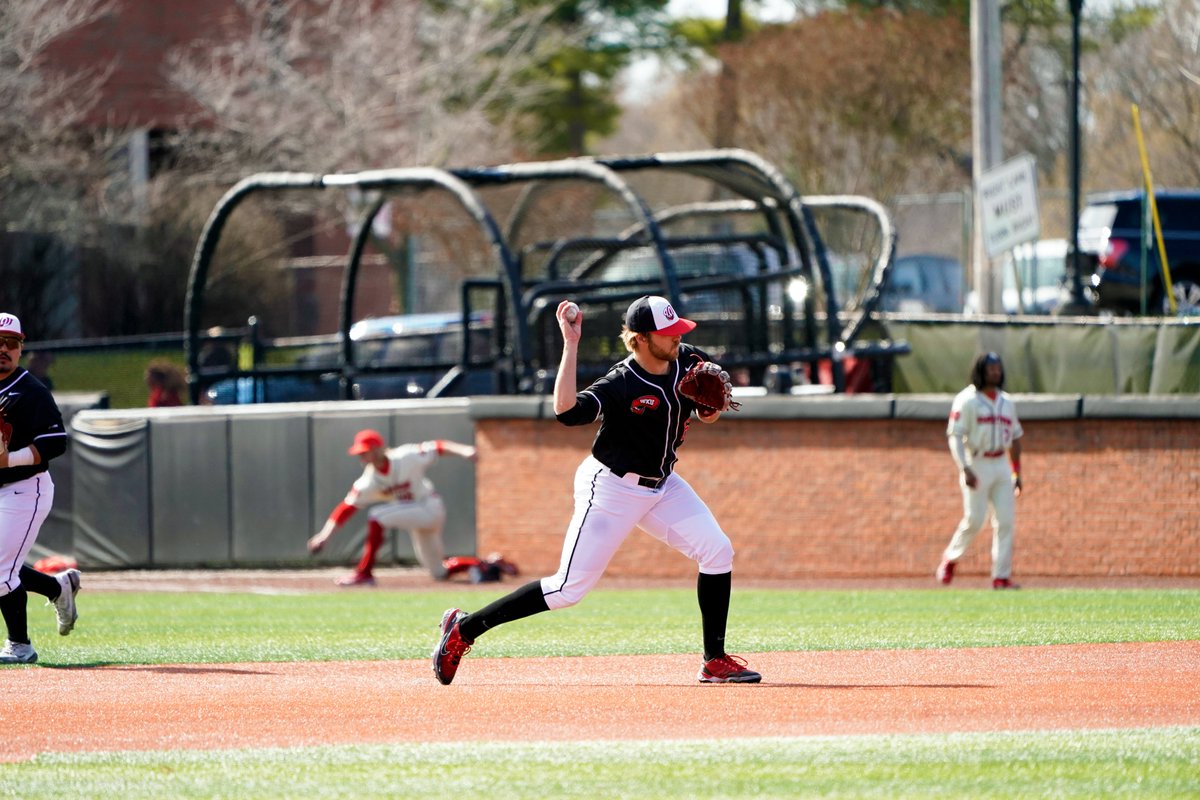 WKU_Baseball's tweet photo. 𝙎𝙪𝙣𝙨 𝙤𝙪𝙩 ☀️, 𝙨𝙤𝙘𝙠𝙨 𝙤𝙪𝙩 🧦

#GoTops https://t.co/MbYL9PchB0